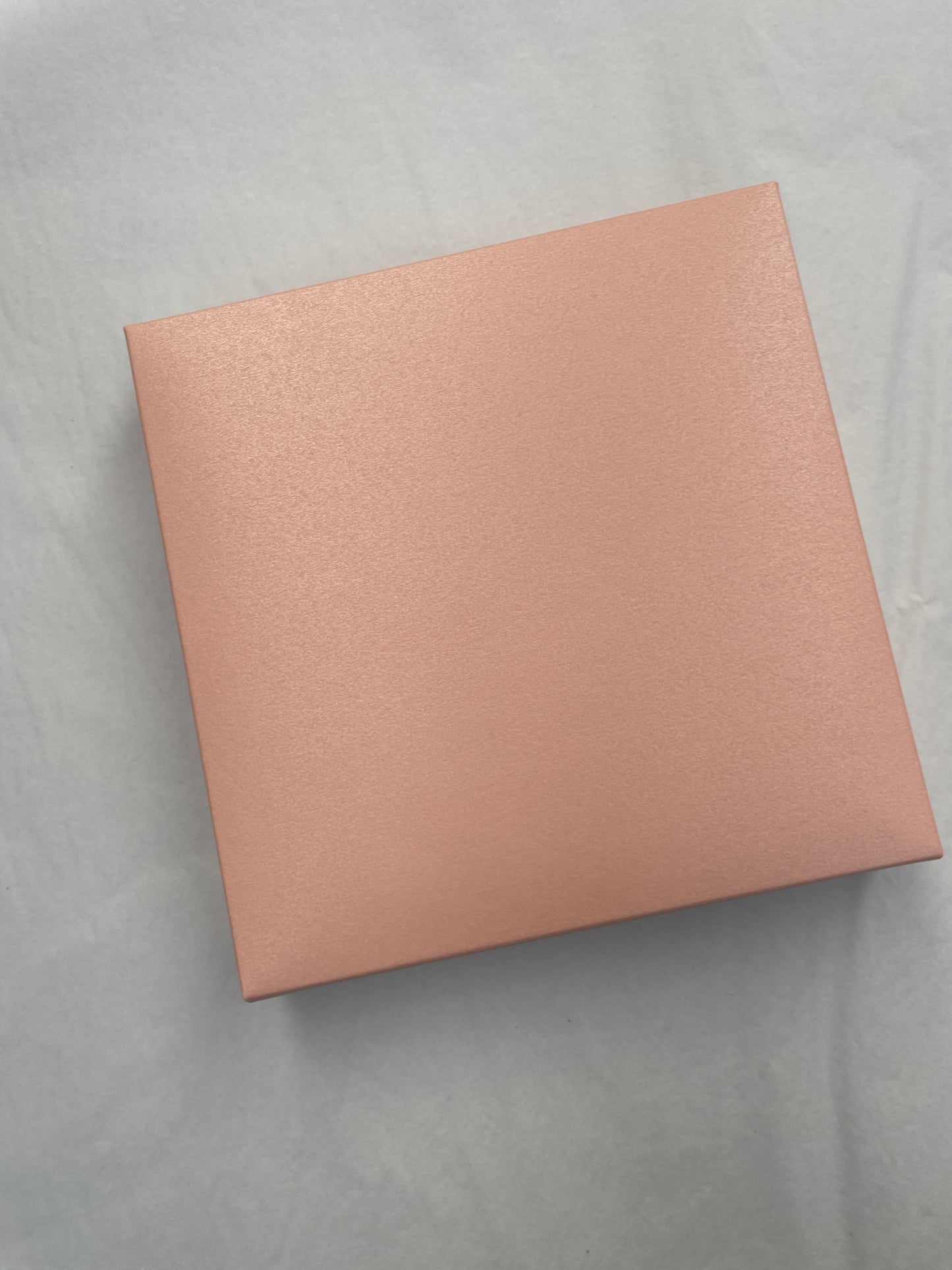 Quadratische Kartenbox in mattem gebrochenem Weiß