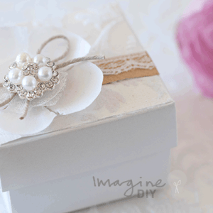 DIY_wedding_favour_box_with_flocked_paper_and_flowers-1.png