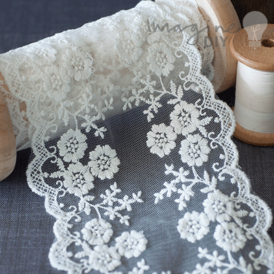Dahlia_lace_wide_lace_with_decorative_edges_and_floral_pattern