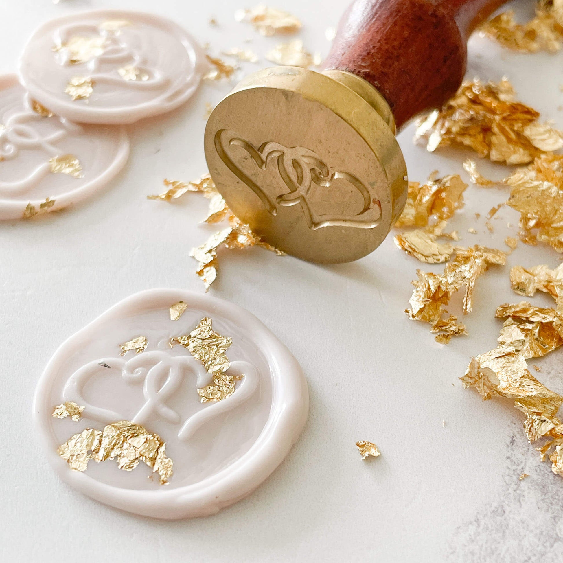 gold-leaf-flakes-for-wax