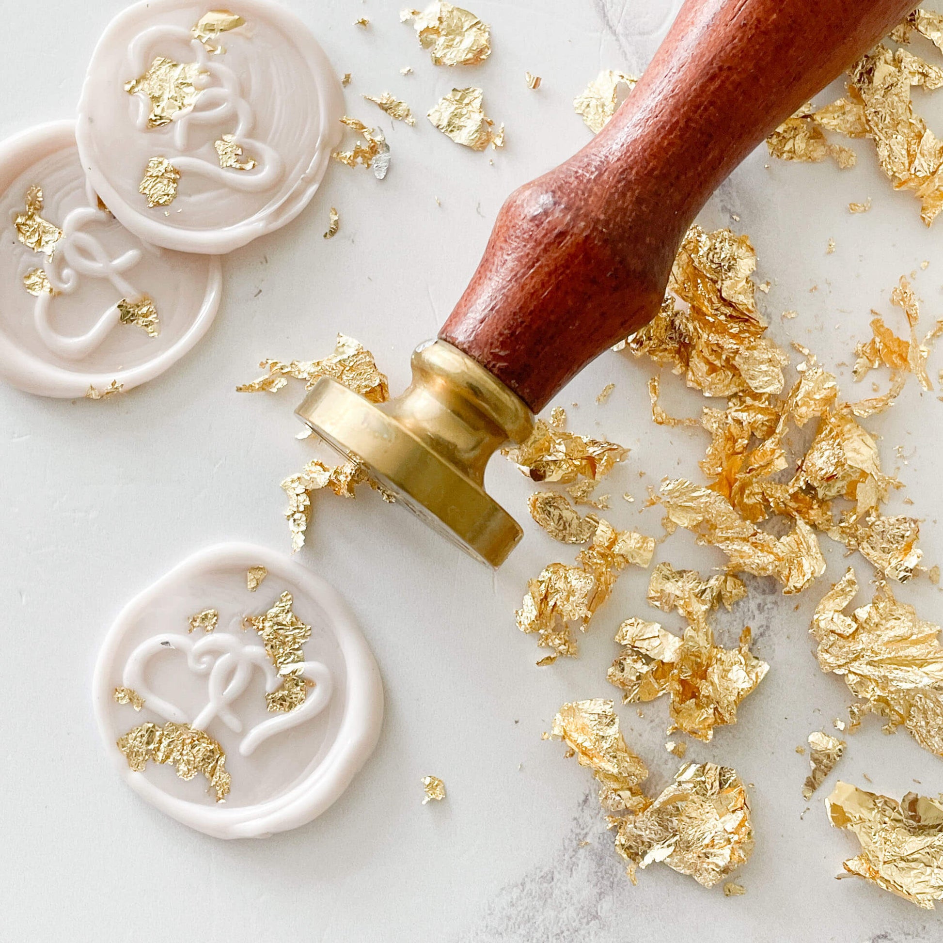 gold-flakes-for-wax-stamps