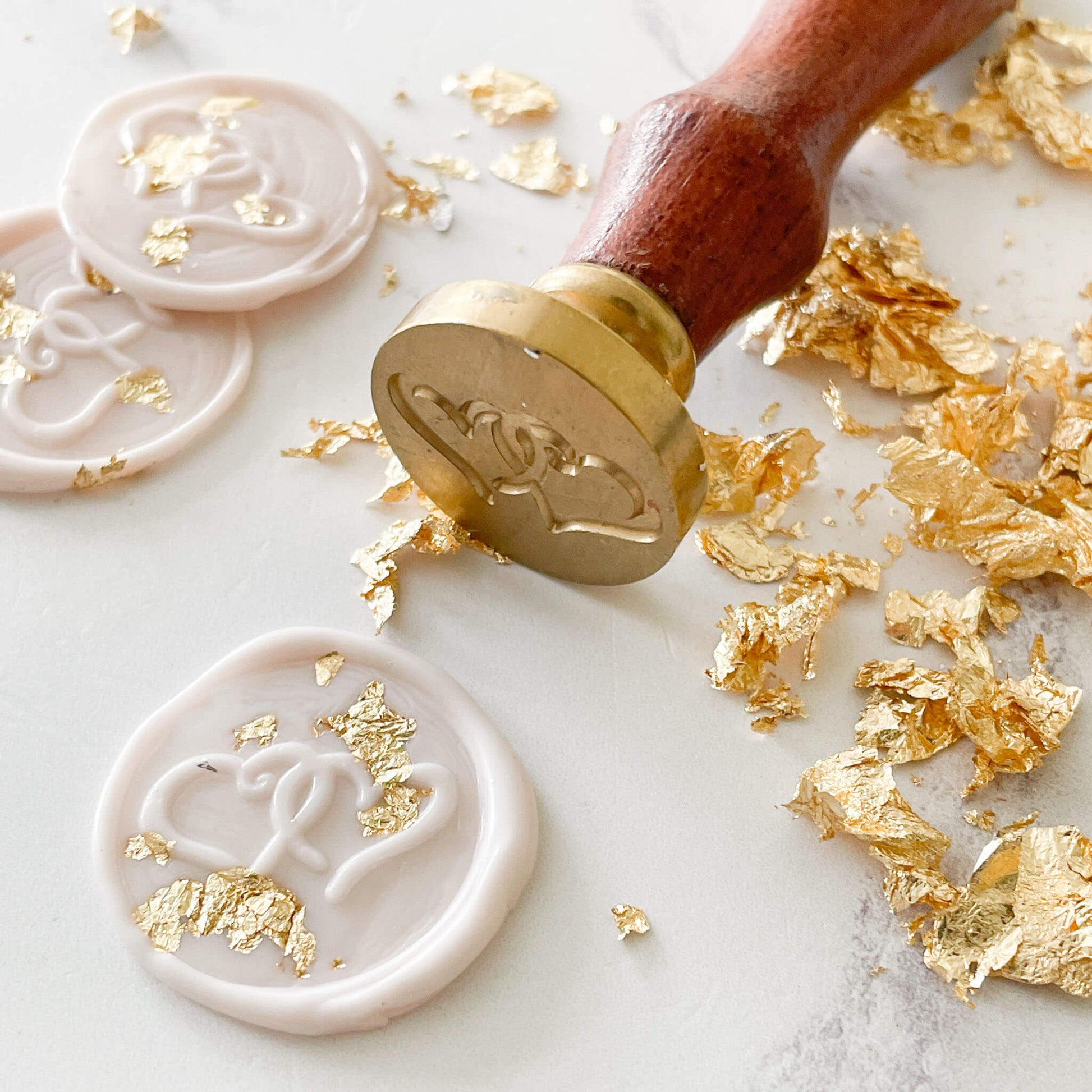 gold-flakes-for-wax-seals