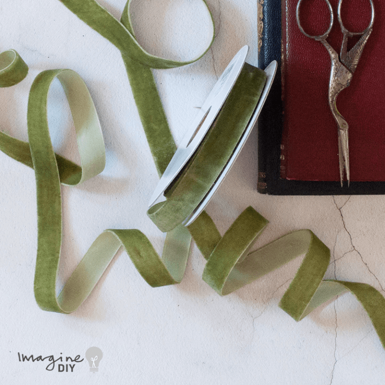Moss_green_velvet_ribbon_vivant_15mm.png